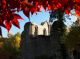 Herbstliche Kircheruine, vom Friedhof aus