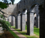 Blick in die Kirchenruine, von Nordwesten