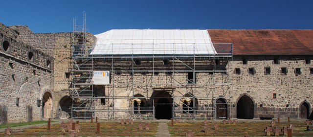 Der eingerüstete Ostbau, Juli 2020