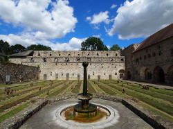 Blick über den Kriegsopferfriedhof auf die Kirchenruine