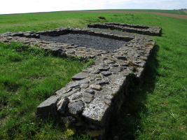 Römerkastell Arnsburg: Rekonstruierte Fundamente des Nordtors